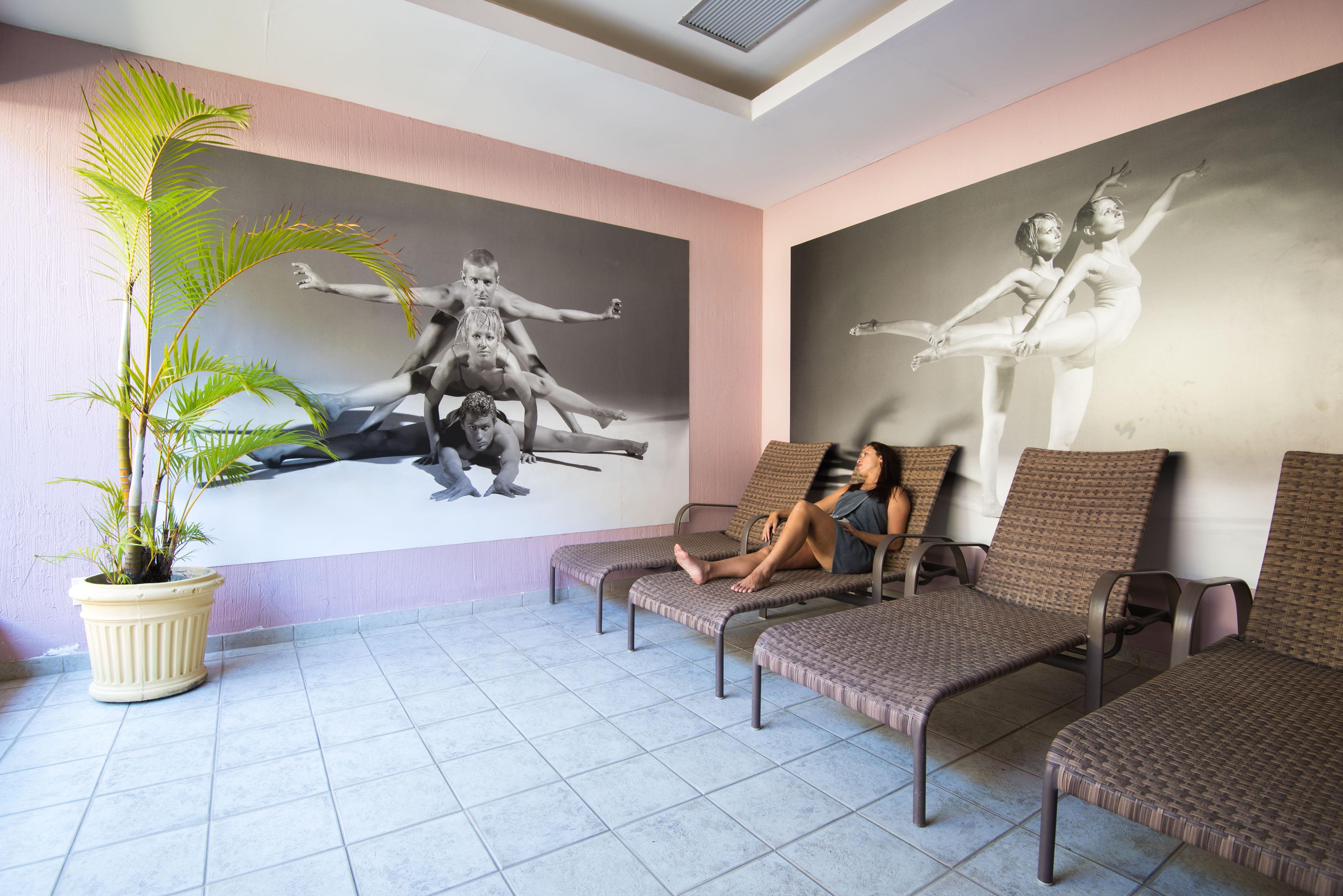 Vila Gale Eco Resort Angra Άνγκρα Ντος Ρέις Εξωτερικό φωτογραφία A woman relaxing at a spa