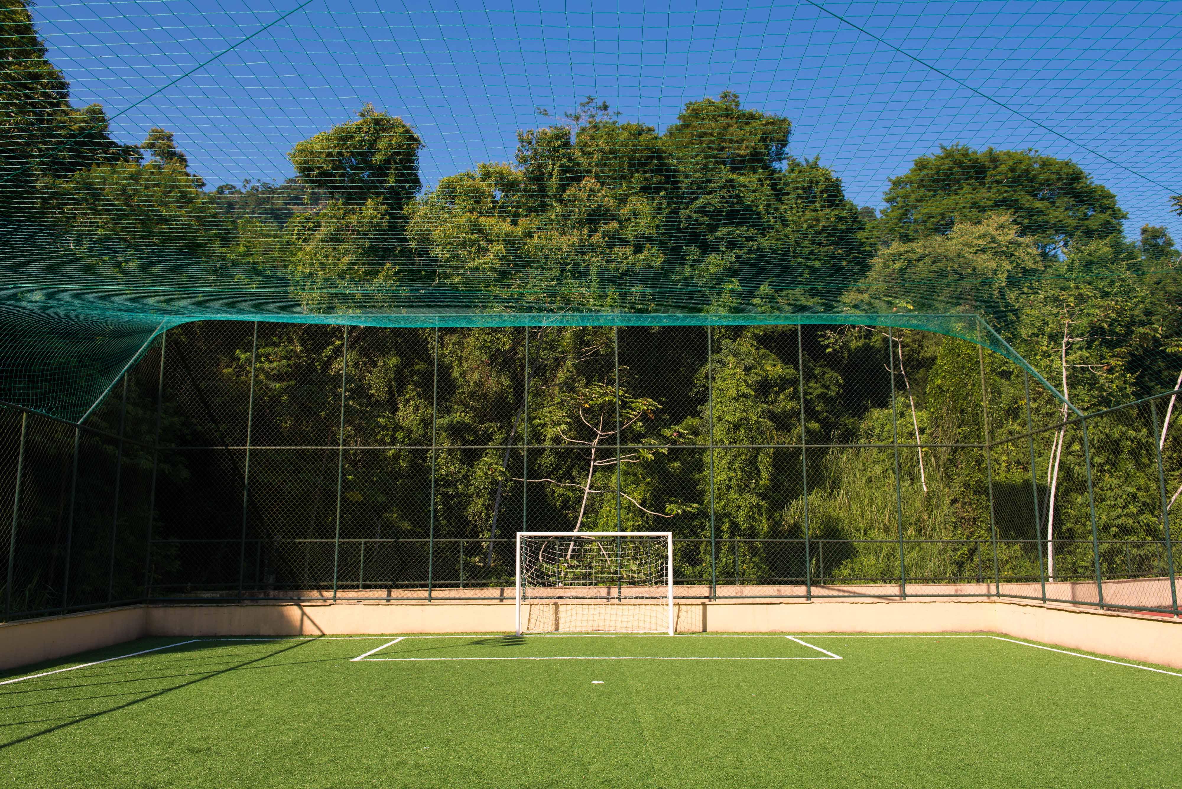 Vila Gale Eco Resort Angra Άνγκρα Ντος Ρέις Εξωτερικό φωτογραφία The football pitch at the school