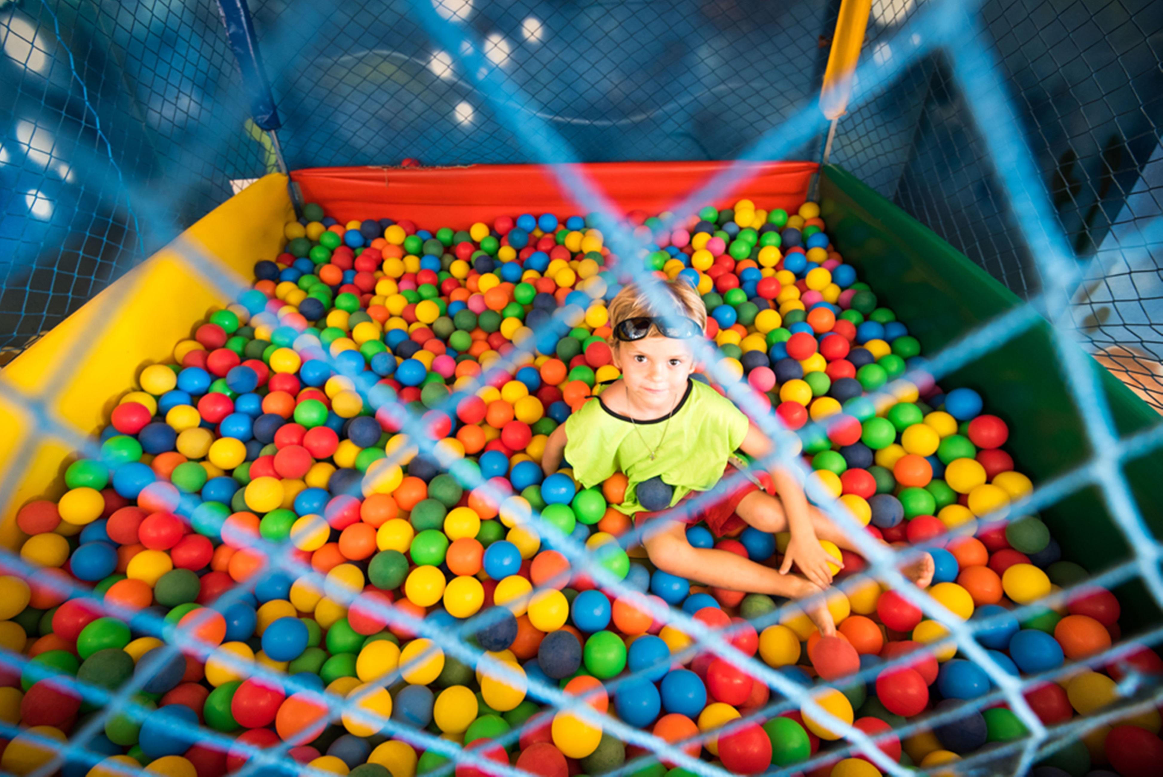 Vila Gale Eco Resort Angra Άνγκρα Ντος Ρέις Εξωτερικό φωτογραφία A child in a ball pit