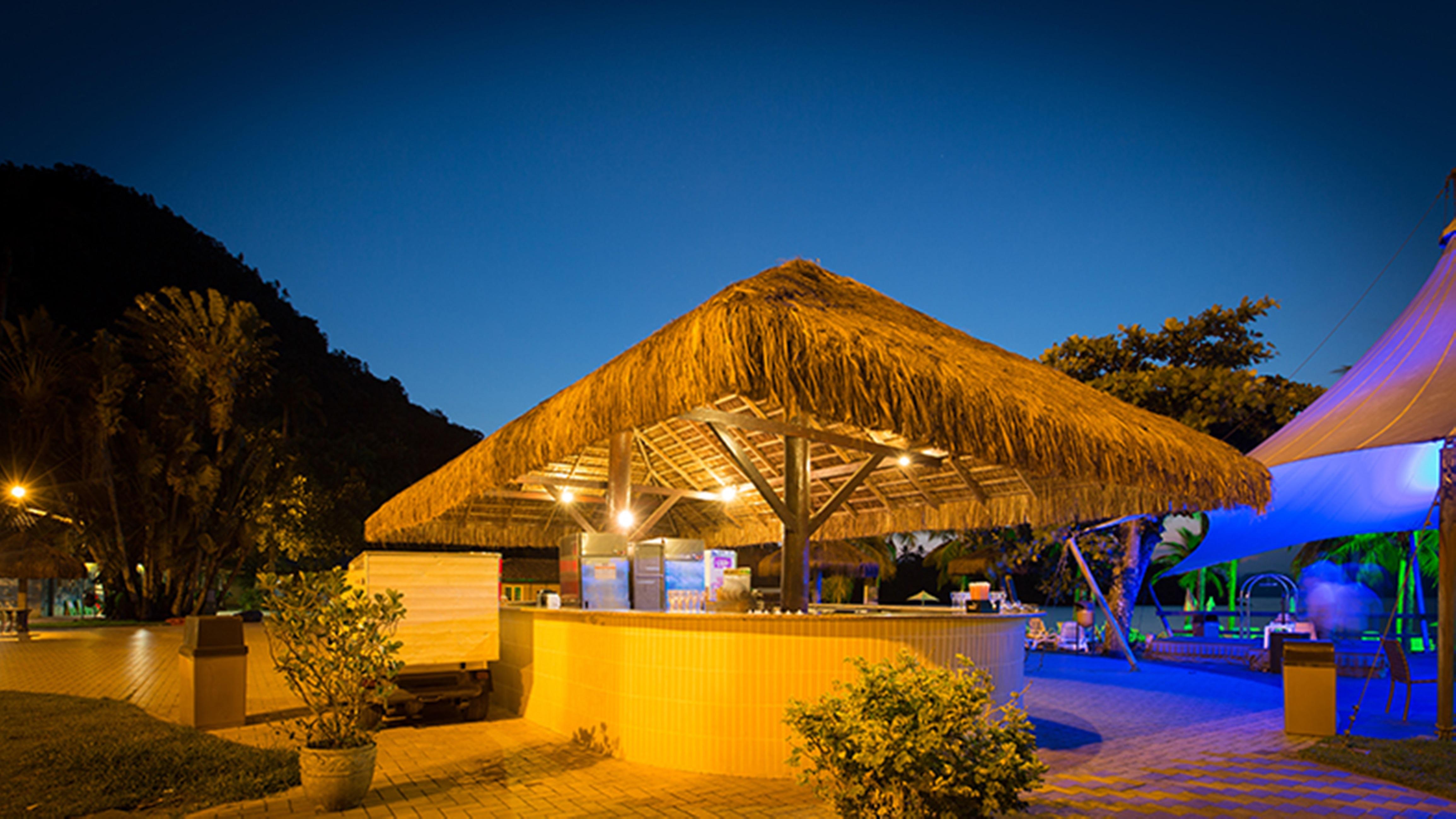 Vila Gale Eco Resort Angra Άνγκρα Ντος Ρέις Εξωτερικό φωτογραφία The beach bar at night